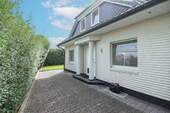 Titelbild - Wohnen mit Garten, KfW40+ Haus und 2 Garagen in Brunsbek