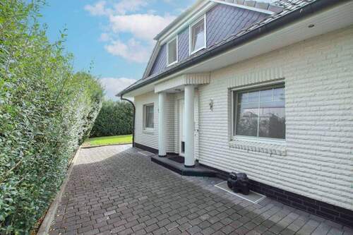 Titelbild - Wohnen mit Garten, KfW40+ Haus und 2 Garagen in Brunsbek