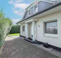 Wohnen mit Garten, KfW40+ Haus und 2 Garagen in Brunsbek