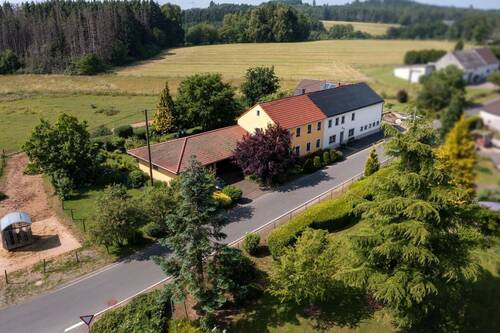 Luftbild Gebäude - Mehrfamilienhaus, Wohnhaus mit 288,00 m² in Gesotz zum Kaufen