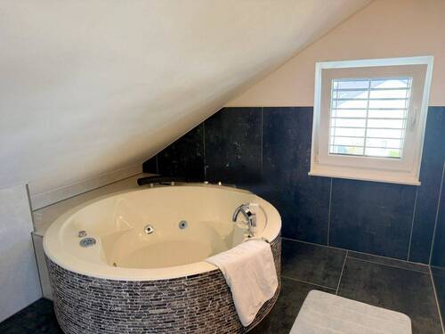 Badezimmer DG - 7 Zimmer Doppelhaushälfte in Weinsberg