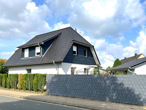 Ansicht Bild 1 - Provisionsfreier Verkauf! Zwei vermietete Einfamilienhäuser mit Carport und Garten in zentrumsnaher Siedlungslage