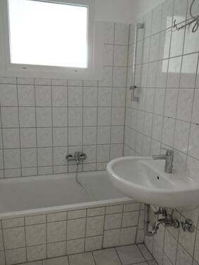 Badezimmer mit Wanne und Tageslichtfenster - Etagenwohnung mit 70,30 m² in Würzburg zur Miete