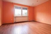 Schlafzimmer - Großzügige 3-Zimmer-Wohnung mit Balkon und Garage -renovierungsbedürftig mit viel Potenzial