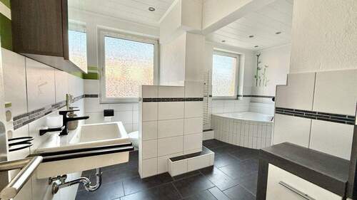 Bild 1 - Bad mit Wohnung! - 320.000,00&nbsp;EUR Kaufpreis, ca.&nbsp; 85,00&nbsp;m&sup2;&nbsp;Wohnfl&auml;che