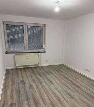 Wohnzimmer - Ruhig Wohnen mit Balkon! Seitenstraße in Düsseldorf-Rath!