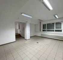 Großräumige Büro- Praxisfläche in Frankfurt Nied mit 4 Stellplätzen zu vermieten! [HMR-O09E01] - Frankfurt am Main