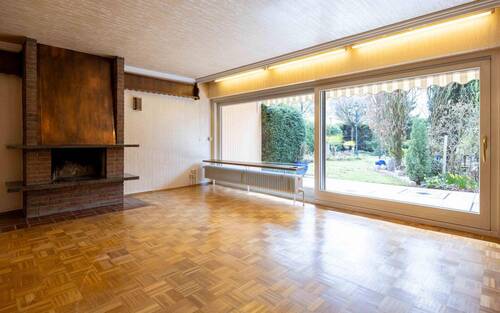 Wohnzimmer mit Kamin und Parkett - 