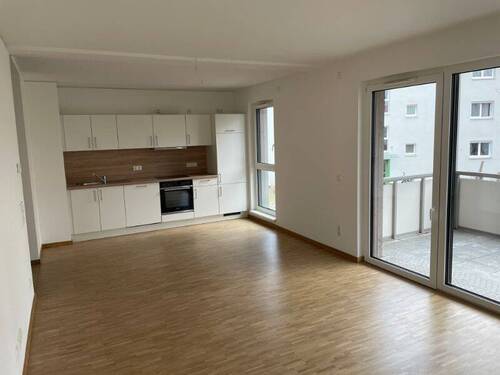Wohnzimmer mit Küche - Sonnige 4-Zimmer-Wohnung in Erlangen