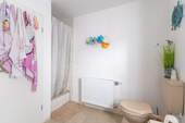 Tageslichtbad mit Badewanne und Dusche - 