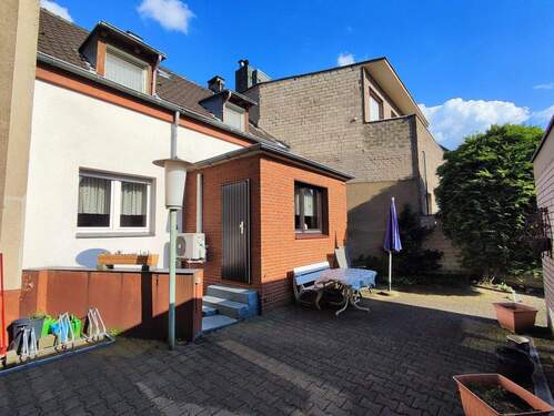 Hof EFH.jpg - Reihenmittelhaus mit 285,00 m&sup2; in Düsseldorf zum Kaufen