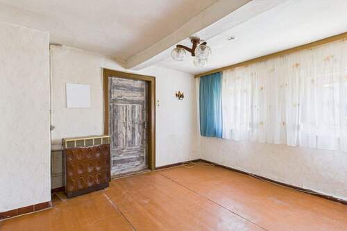 Wohnzimmer mit Ofen EG - 4 Zimmer Einfamilienhaus zum Kaufen in Neuhaus-Schierschnitz