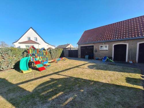 Blick auf das Nebengebäude - 