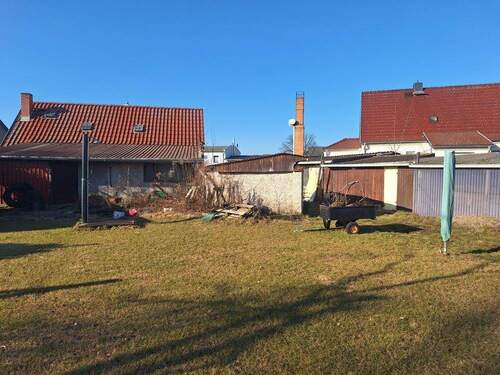 Rückansicht Nebengebäude und Grundstück - 