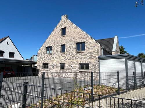 Hausansicht/Parkplatz - 