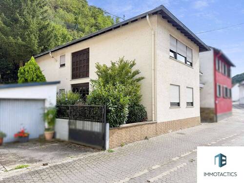 Seitenansicht - Familienfreundliches Einfamilienhaus mit Kamin, Garten & Garage in ruhiger Lage - jetzt entdecken!