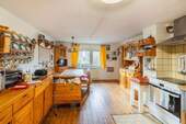 Große Wohnküche EG - Alles an einem Platz: Bauernhaus mit kleiner Scheune, Werkstatt & Garten in Quirnbach (Selters)