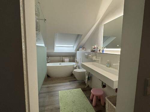 Modernes Bad im Obergeschoss. - Einfamilienhaus mit 180,00 m² in Osnabrück zum Kaufen