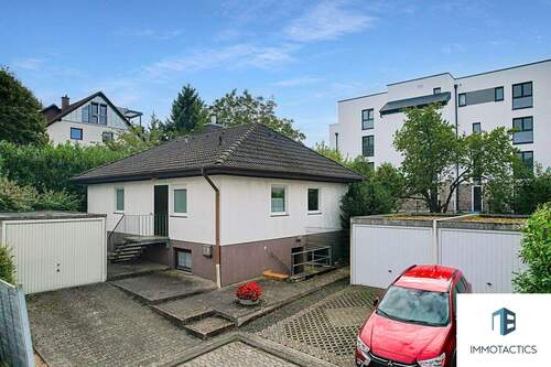 Frontansicht - Ruhiger Bungalow mit großem Garten, vielseitigem Untergeschoss und drei Garagen in Bad Kreuznach
