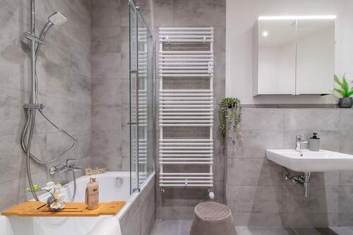 Bild 1 - Frei & neu modernisiert - energieeffizienter Wohntraum mit Wellness-Bad, Gäste-WC & Balkon, Top-Lage