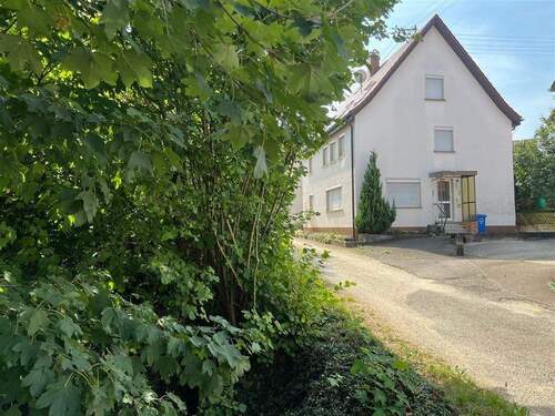 Ansicht Eingang - Idyllisches 3-Familienhaus: Frische Luft und Natur pur, Ihr persönliches Naherholungsgebiet