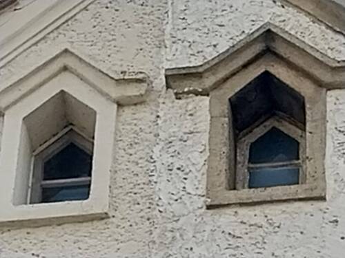 Frontansicht Fenster im Spitzboden strassenseitig. - 