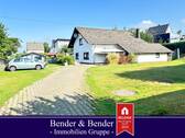 Hausansicht - Familienfreundliches, solides 80er-Jahre-Haus mit Garage und großem Grundstück!