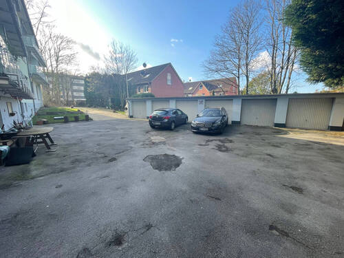 Innenhof und Garagen - 