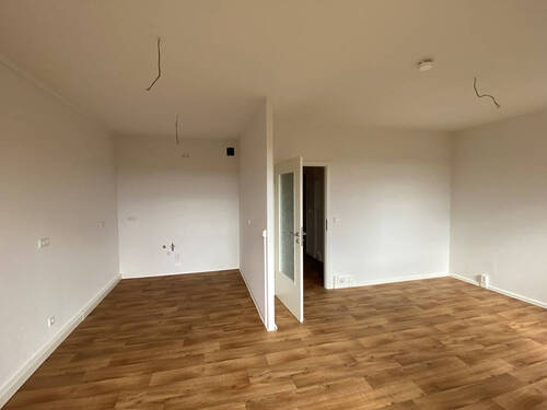 Wohnzimmer mit offener Küche - 4 Zimmer Etagenwohnung zur Miete in Suhl