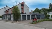 Die Giebelseite m. Garagen - 