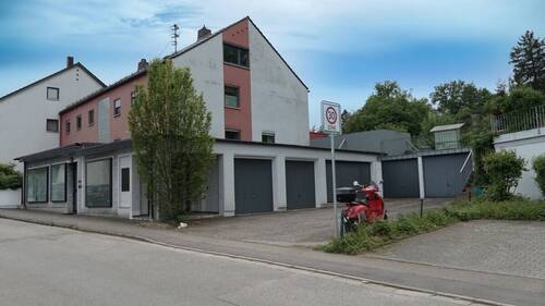 Die Giebelseite m. Garagen - 