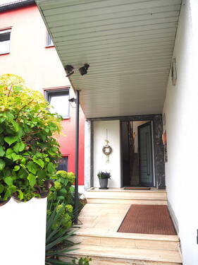 Der überdachte Hauseingang - Mehrfamilienhaus, Wohnhaus zum Kaufen in Diedorf / Biburg