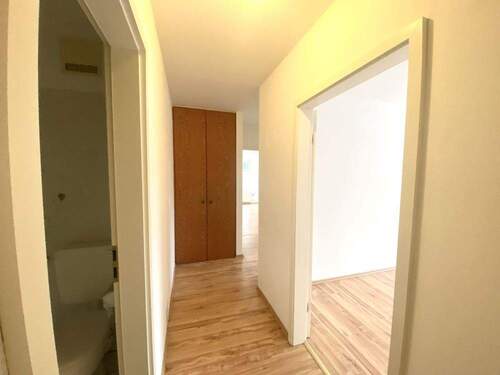 Einbauschrank im Flur - 2 Zimmer Etagenwohnung in Bad Schwartau