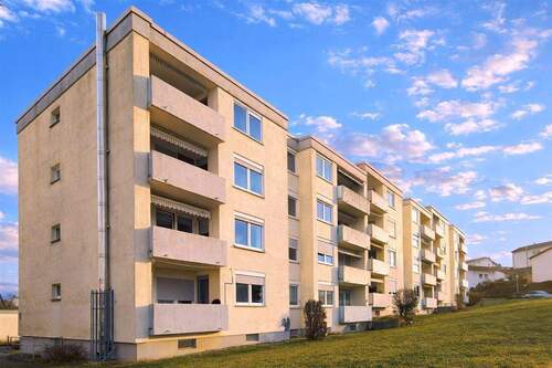 Gebäude - Lichtdurchflutete Drei-Zimmer-Wohnung mit Südbalkon und herrlichem Panorama