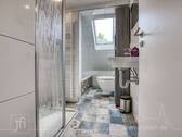 OG - Bad mit Badewanne und Dusche - 