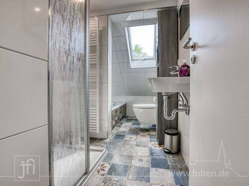 OG - Bad mit Badewanne und Dusche - 