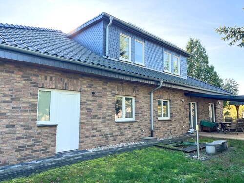 Hausansicht - Einfamilienhaus mit Einliegerwohnung und großzügigem Garten