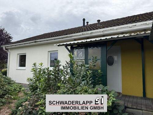 Seitenansicht - Charmanter Bungalow in ruhiger Ortsrandlage - Ideal für Handwerker mit Vision