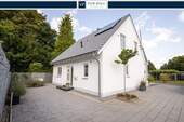 Frontansicht VP-Logo - Neuwertiges, freistehendes Einfamilienhaus mit Pool und tollem Garten in zentraler Lage