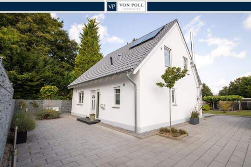 Frontansicht VP-Logo - Neuwertiges, freistehendes Einfamilienhaus mit Pool und tollem Garten in zentraler Lage