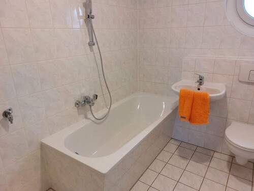 2tes Bad mit Wanne + WC + WM-A - 5 Zimmer Etagenwohnung in Chemnitz
