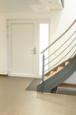 Moderne Eingangshalle mit Holztreppe - 