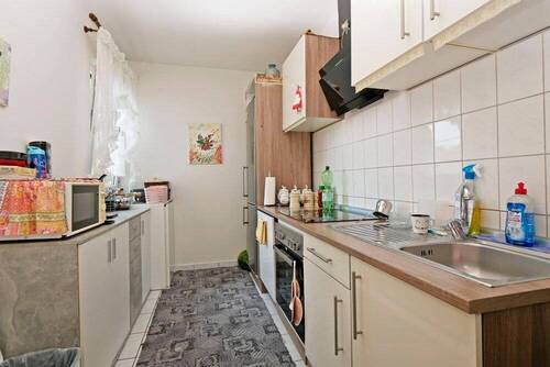 Die gesamte Wohnung ist hell gefliest - 