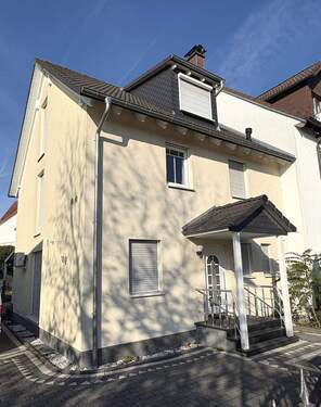 Hausansicht - Haus in Neu-Isenburg - 990.000,00&nbsp;EUR Kaufpreis, ca.&nbsp; 165,00&nbsp;m&sup2;&nbsp;Wohnfl&auml;che