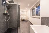 EG Bad mit Wanne und Dusche - 