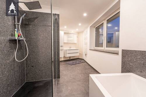 EG Bad mit Wanne und Dusche - 