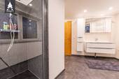 EG Bad mit Wanne und Dusche - 