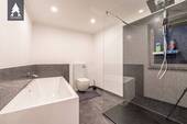 EG Bad mit Wanne und Dusche - 