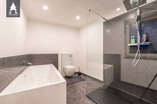 EG Bad mit Wanne und Dusche - 