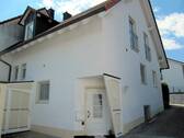 Nordseite mit Hauseingang.JPG - 6 Zimmer Mehrfamilienhaus, Wohnhaus in Au in der Hallertau